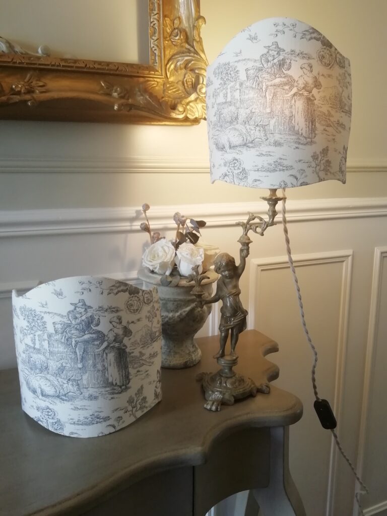 Ecran Italien galbé haut, bas, et coté diamètre 25 cm toile de Jouy gris fonçé